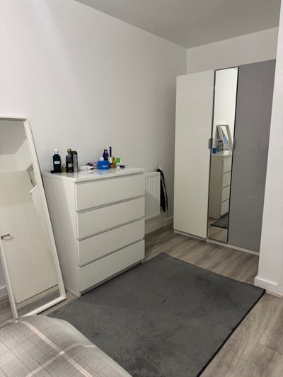Double room available in E14 next to DLR Main Photo