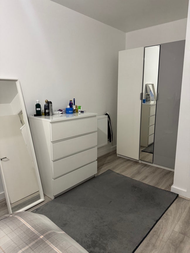Double room available in E14 next to DLR Main Photo