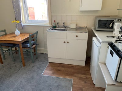 Clean bright bedsit Main Photo