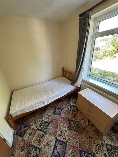 Bright, spacious room in a friendly home Main Photo