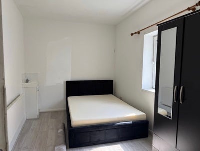 Newly Furnished Renovated Double Room - RM10 Main Photo