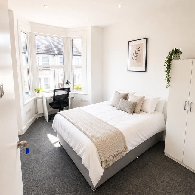 Bright Double Room | 7 Mins to Elizabeth Line Main Photo
