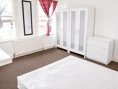 Double room available in 3 bedroom flat. Plaistow Main Photo