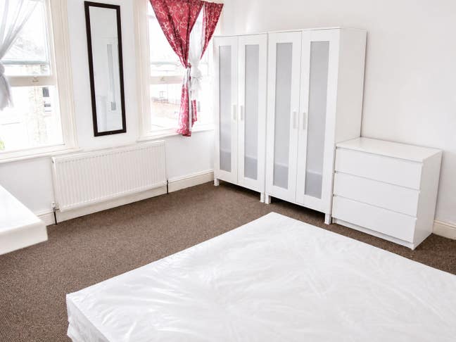 Double room available in 3 bedroom flat. Plaistow Main Photo