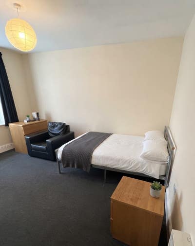 Double Room Within House Share Main Photo