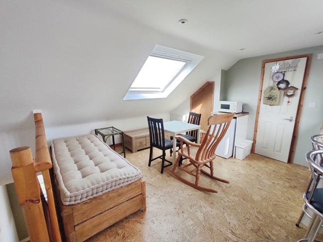 Furnished top-floor studio flat Main Photo