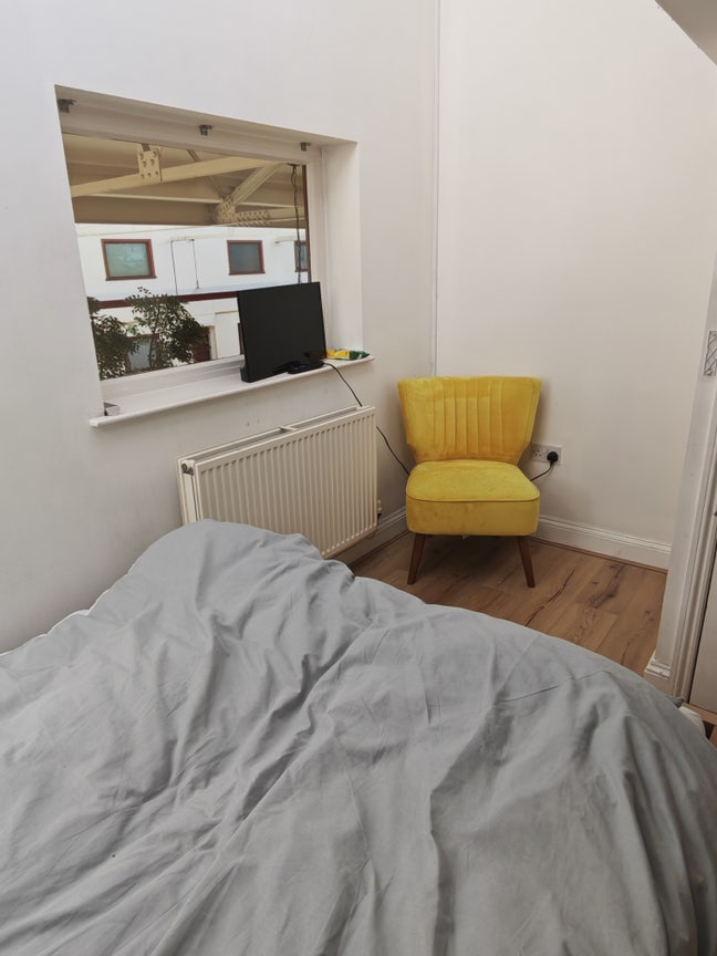Double room to let in secure building Main Photo