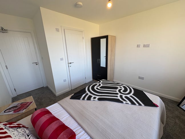Modern Furnished Double Room with En-Suite – WS11 Main Photo