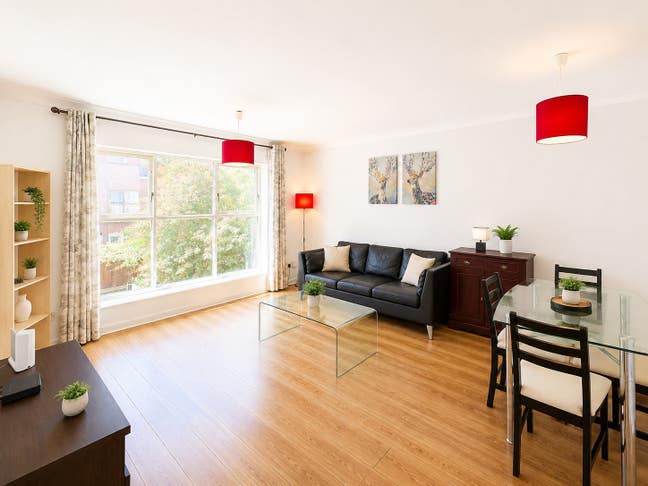 Double Rooms | Garden, Lounge & Modern Home|E16 Main Photo