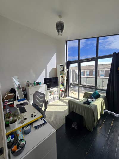 October - March Sublet in Comfortable Bow Home Main Photo