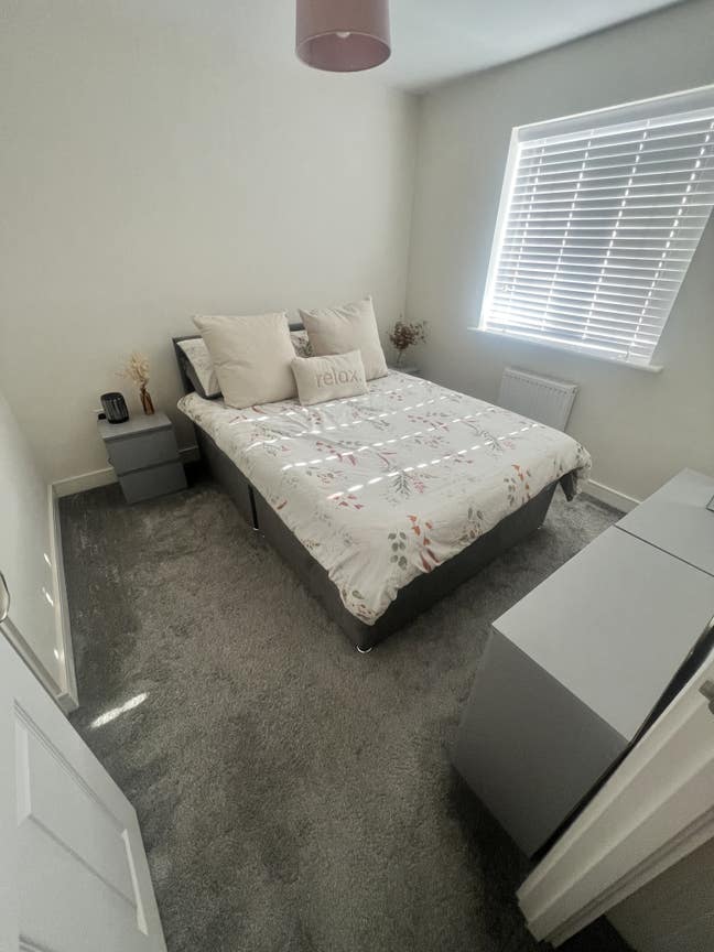 Large Double Room with Private Bathroom Main Photo