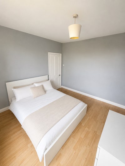 Bright Double Room on Church Street Main Photo