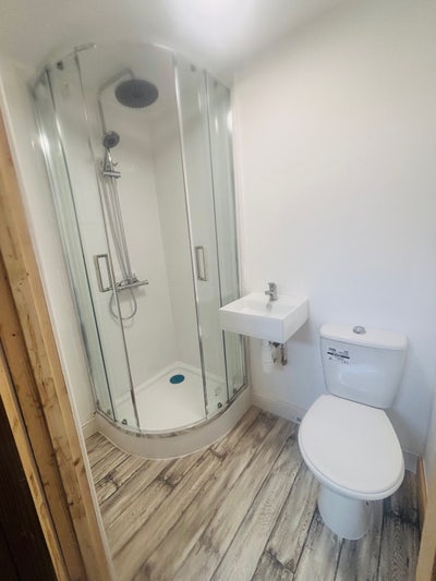 Brand New En Suite DBL Fully Furnished inc bills Main Photo