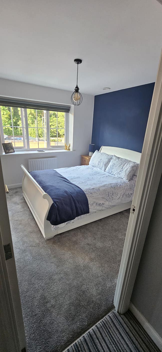 Room to rent in quiet area a short walk from shops Main Photo