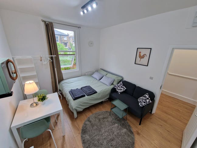 Renovated Studio Flat - All Bills Included Main Photo