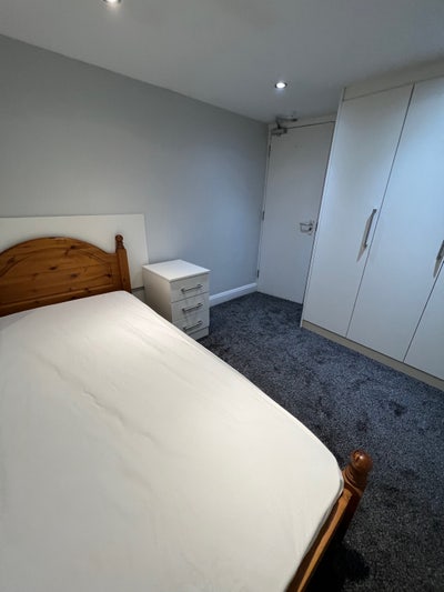 Modern Room in clean flat Main Photo