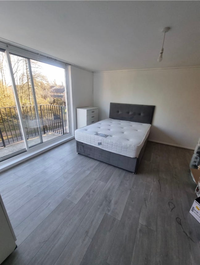 Spacious Spare Room in Recently Refurbished Flat Main Photo