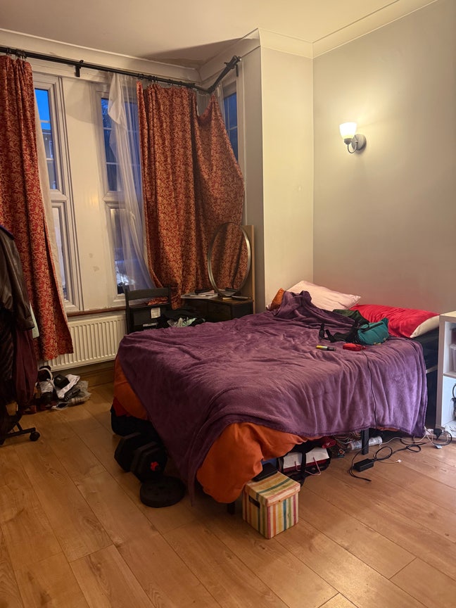 Big room available sort staying Leytonstone  Main Photo