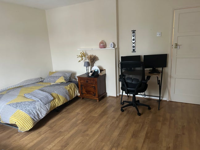 Weekend Stay in lovely room - edge of London & K  Main Photo