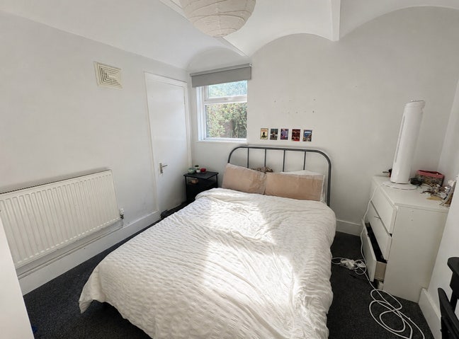 Double room in 2 Bed Flat with Garden  Main Photo