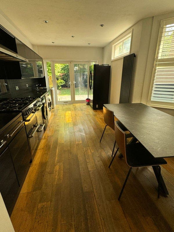 Stylish Ealing Garden Home: 2 Rooms Move Together Main Photo