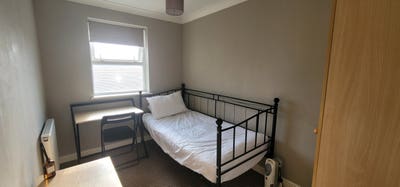 Smart, furnished room in clean and friendly HMO Main Photo
