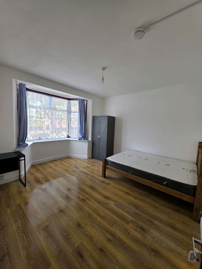 2  spacious rooms to let  Main Photo