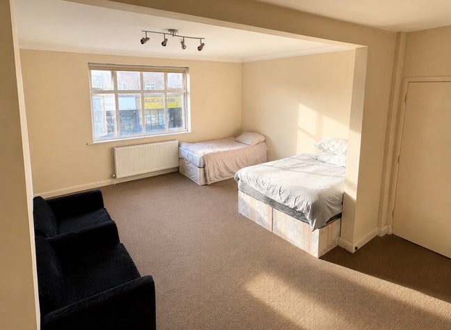 🏡 HUGE Double Bedroom | Private Bathroom |  Main Photo