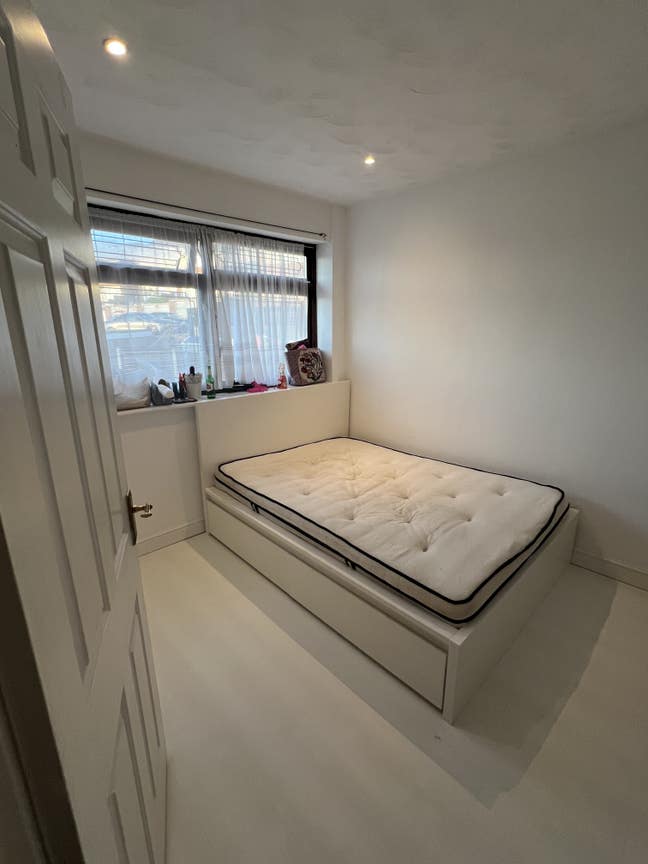 Spacious Double Room Available – LS14 (Seacroft)  Main Photo