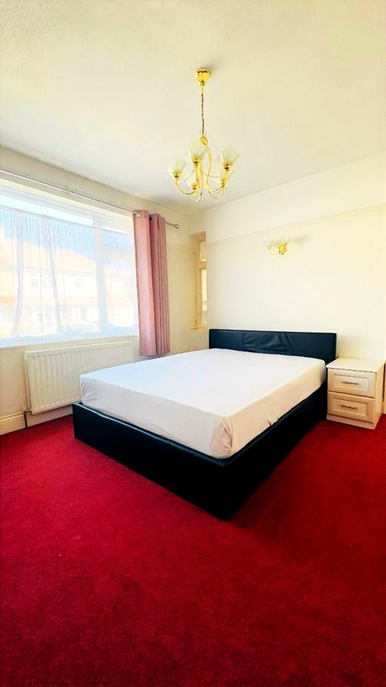 🌟 Large Double Room (Couples Welcome!) | (DA16 ) Main Photo