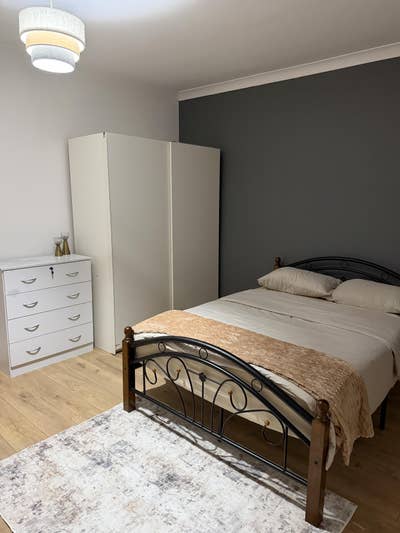High-Spec Room, Clean & Organised — Above Standard Main Photo