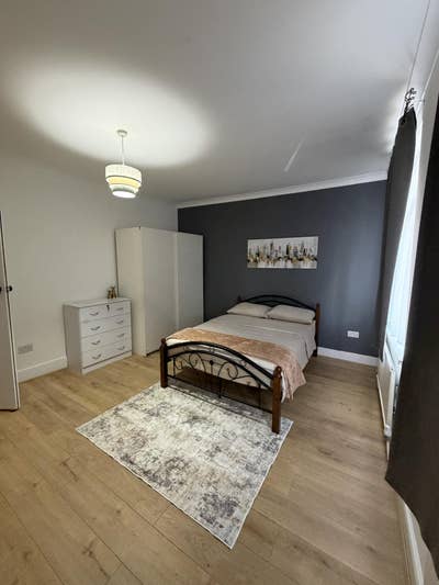 High-Spec Room, Clean & Organised — Above Standard Main Photo
