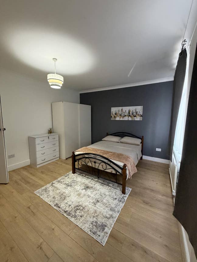High-Spec Room, Clean & Organised — Above Standard Main Photo