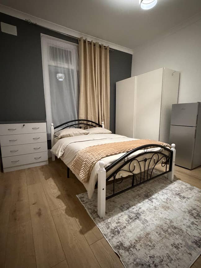 High-Spec Room, Clean & Organised — Above Standard Main Photo