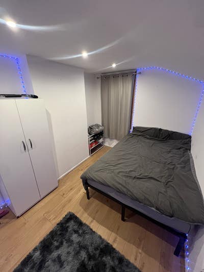 Room For Rent In Edmonton  Main Photo