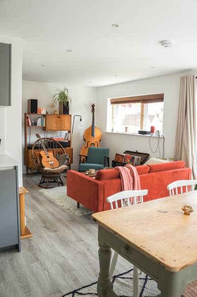 2 doubles in south facing modern flat w/ balcony Main Photo