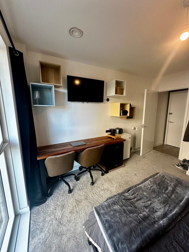 Super private en suite room by weekly or monthly  Main Photo