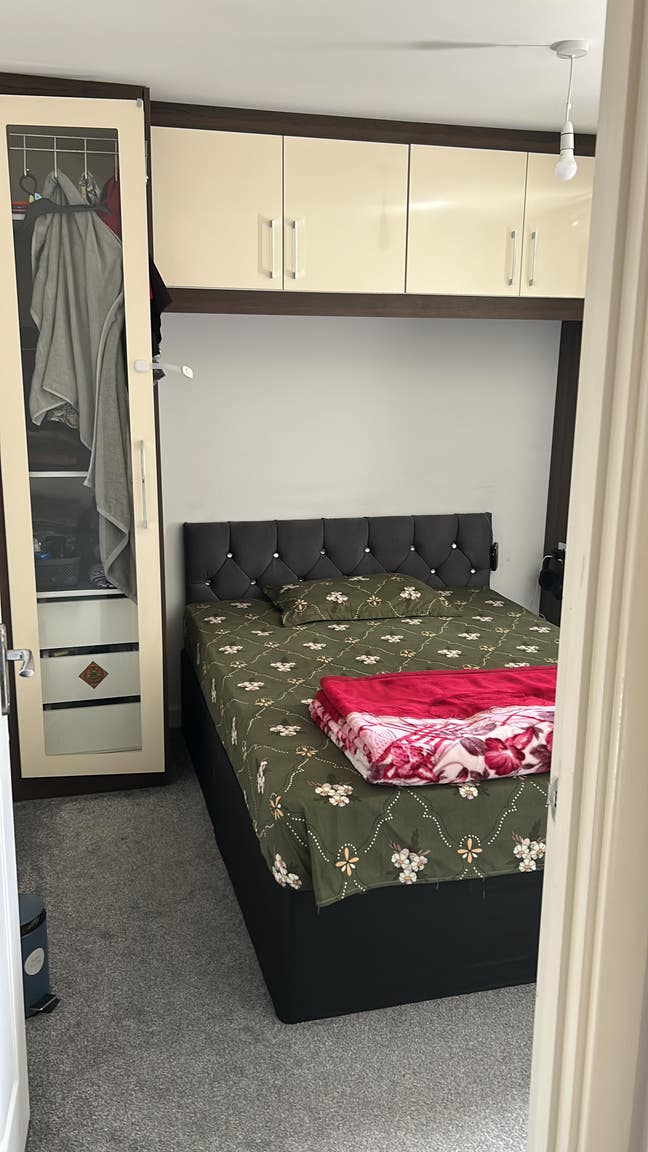 Room for rent in house  Main Photo