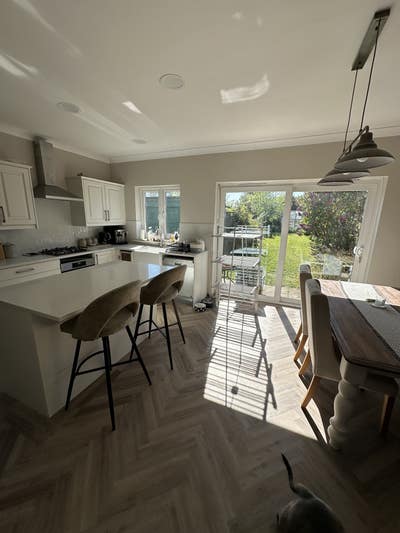 Spacious Double Room Near GCHQ –Professional House Main Photo