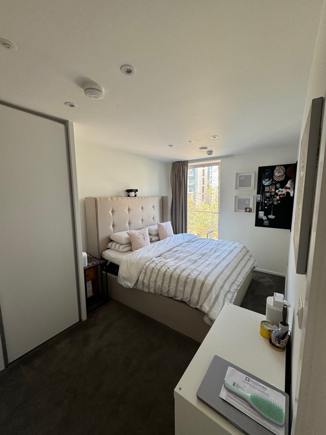 Large en-suite room available in East Village Main Photo