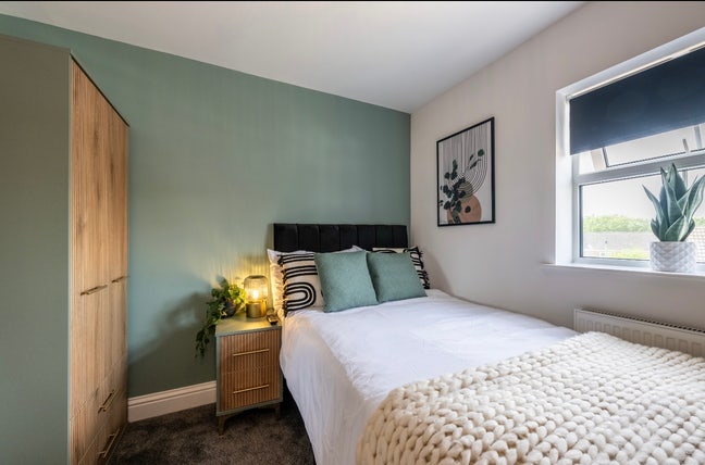 Large Double Room with Kitchenette & En-suite!  Main Photo