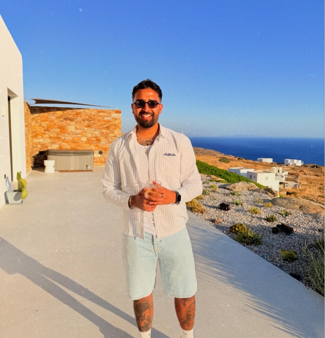 I am a professional male aged 28. I am lookin... Main Photo