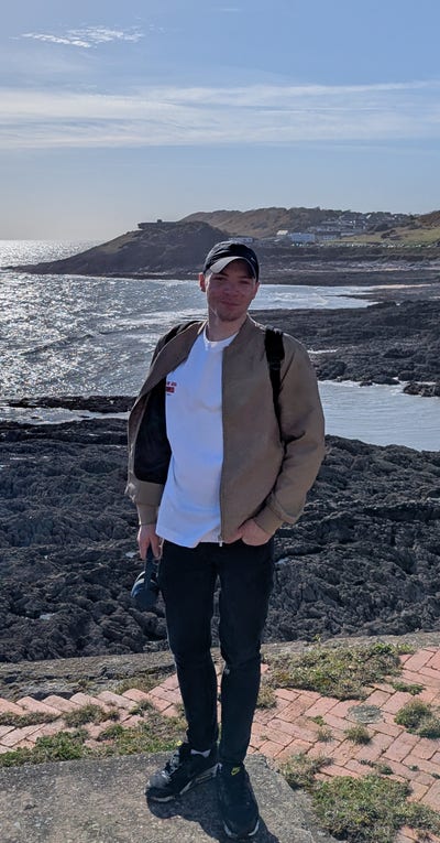 2 Professionals looking for a 2 bed flat/house Main Photo