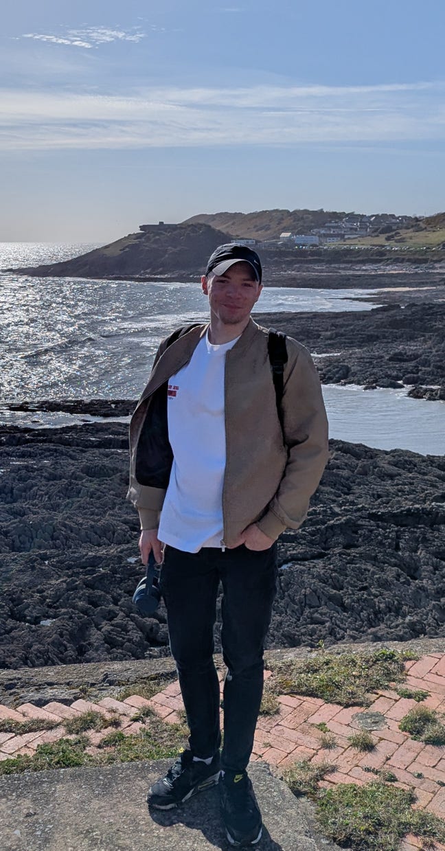 2 Professionals looking for a 2 bed flat/house Main Photo