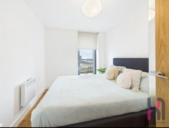     Looking for a Flatmate Main Photo