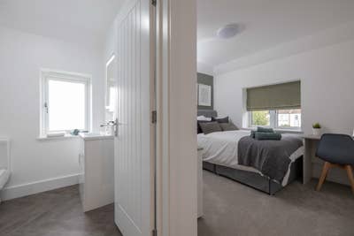 Premium En-Suite Room-Welling-Available October Main Photo