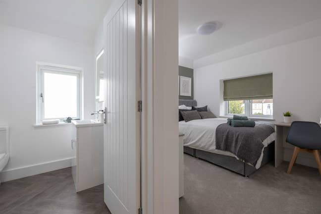 Premium En-Suite Room-Welling-Available October Main Photo