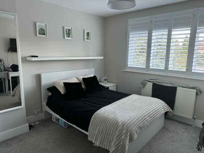 Large furnished double room - modern spacious home Main Photo