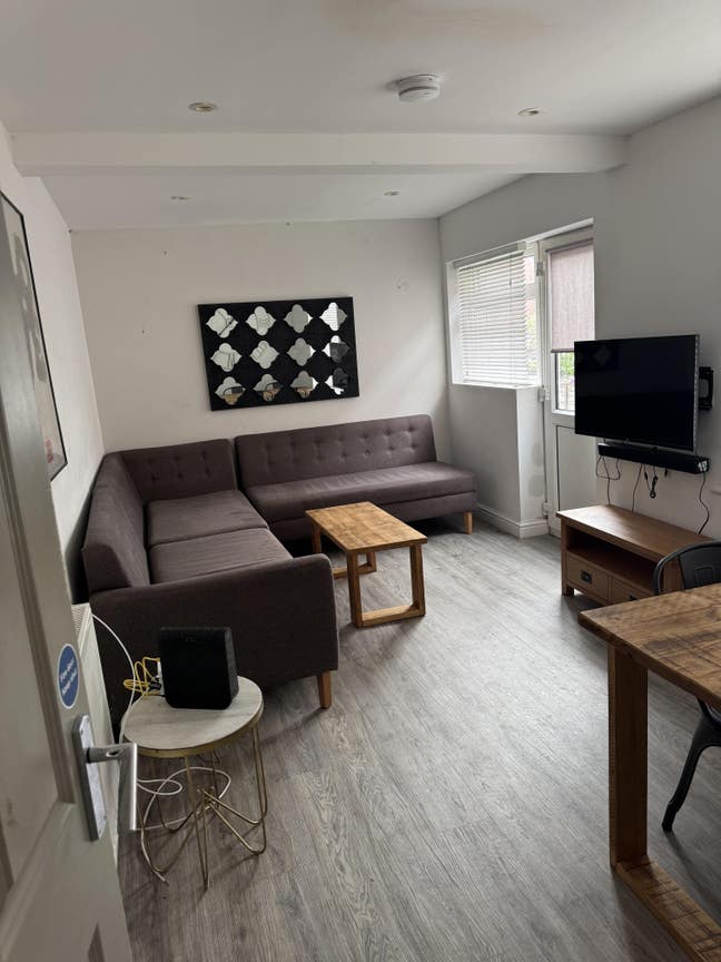 Room Available in Student Cribs Home Main Photo