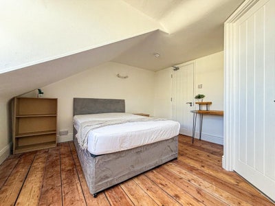 Large En-Suite room to rent in town centre  Main Photo